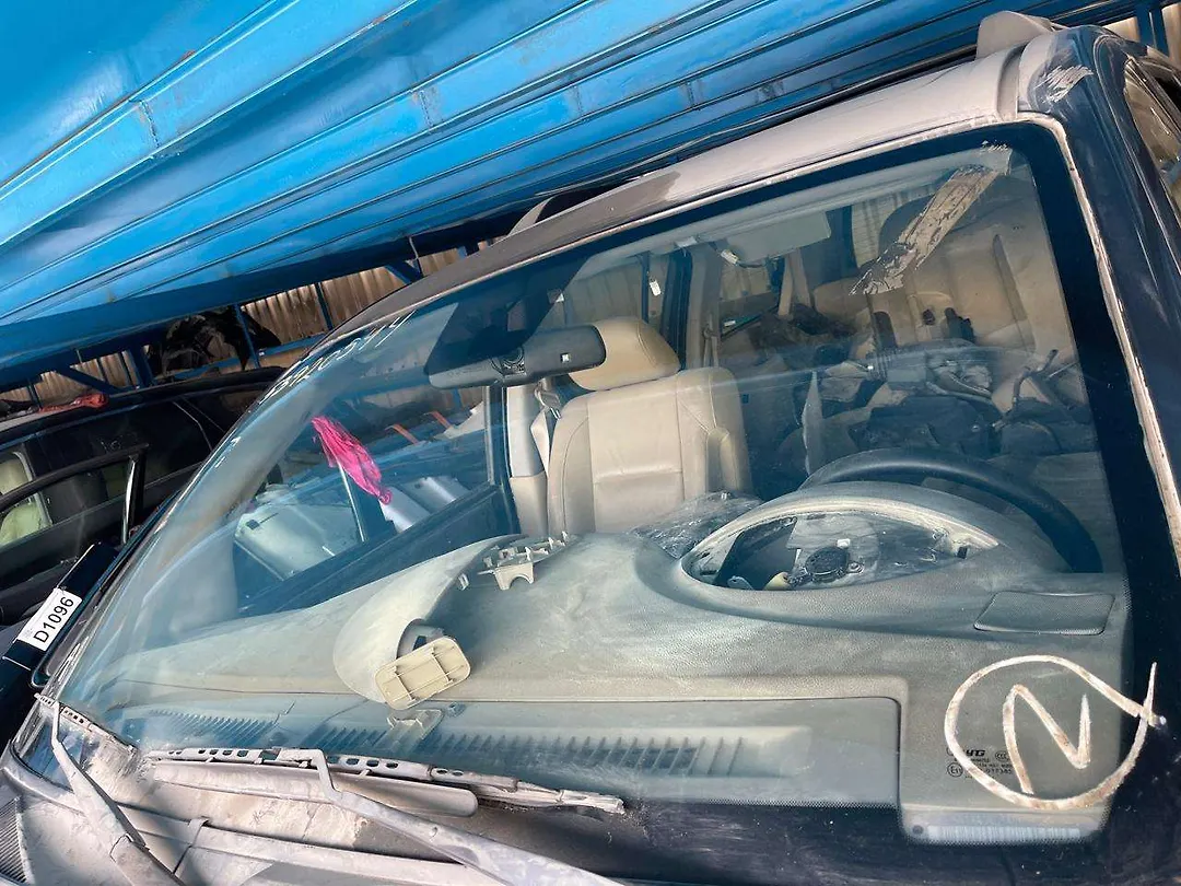Windshield glass - 2010 Nissan Armada