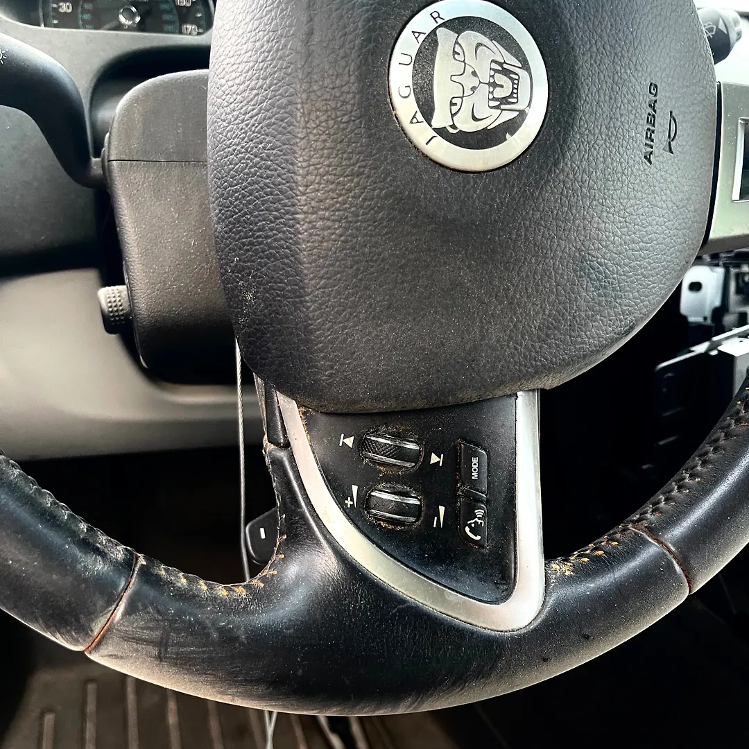 Steering wheel - 2013 Jaguar XF