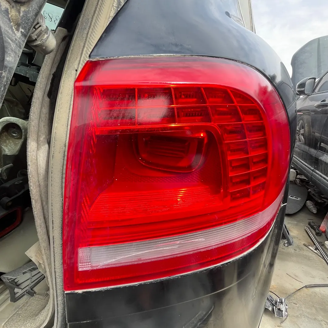 Tail Light (RH) - 2016 Volkswagen Touareg