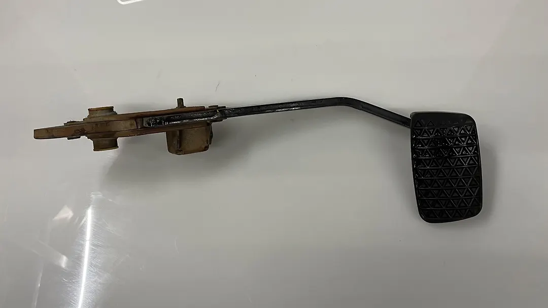 Pedal brake/clutch - 2010 Chevrolet Cruze LS
