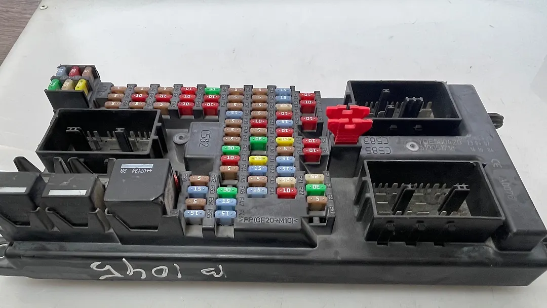 Fuse box - 2007 Land Rover LR2