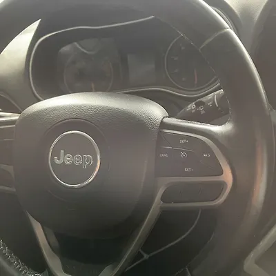 Steering wheel - 2019 Jeep Cherokee