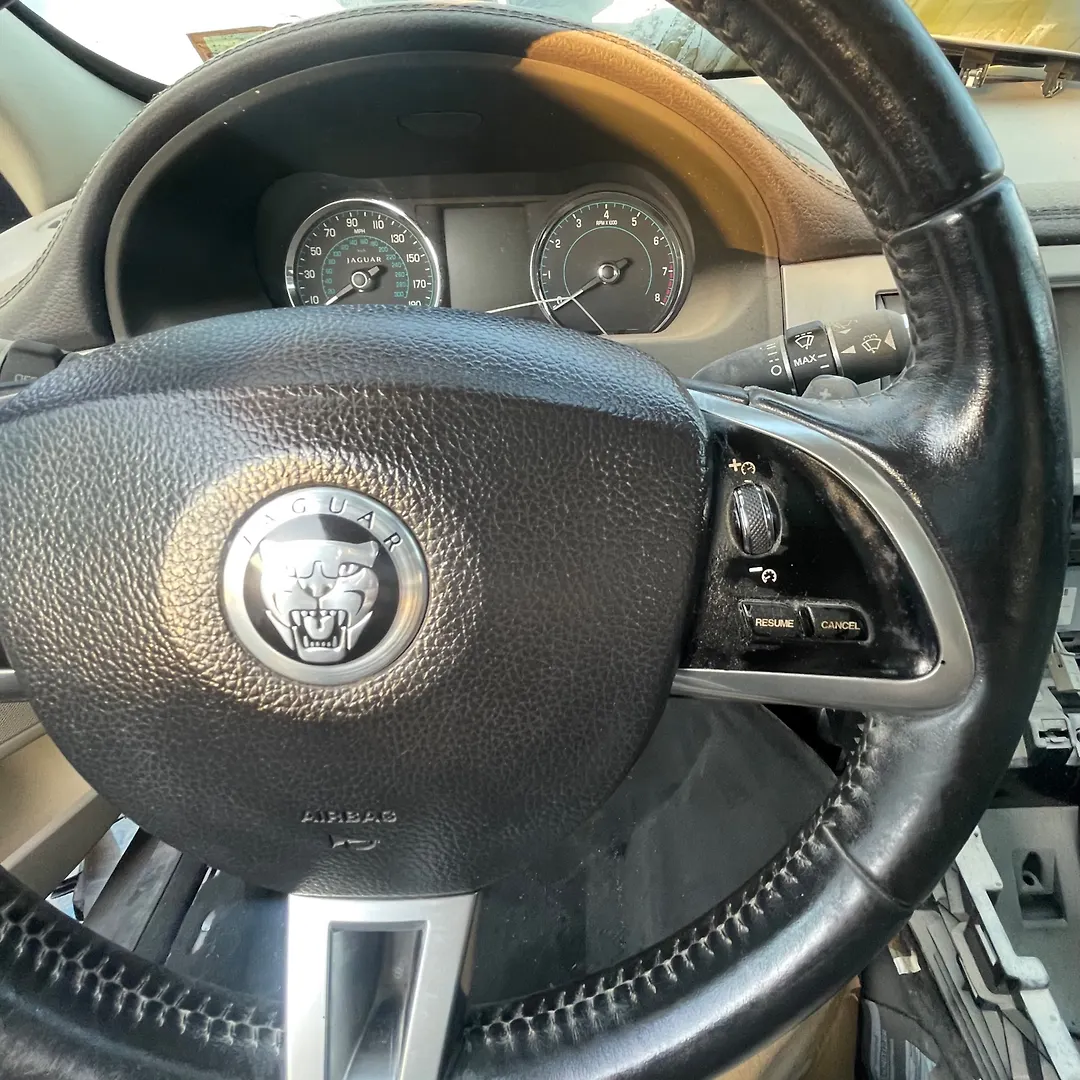 Steering wheel - 2010 Jaguar XF