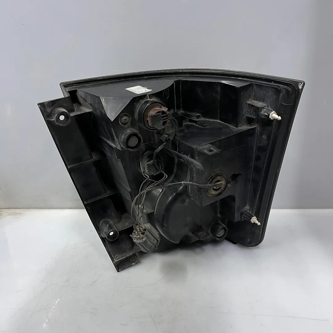 Tail Light (RH) - 2006 Land Rover RANGE ROVER