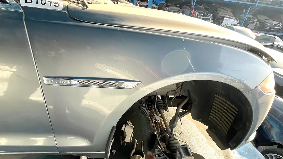 Fender (RHF) - 2013 Jaguar XJ