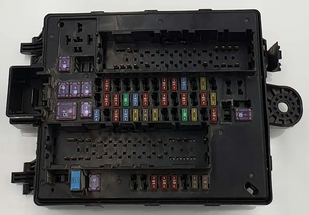 Fuse box - 2018 Cadillac XT5 Premium Luxury