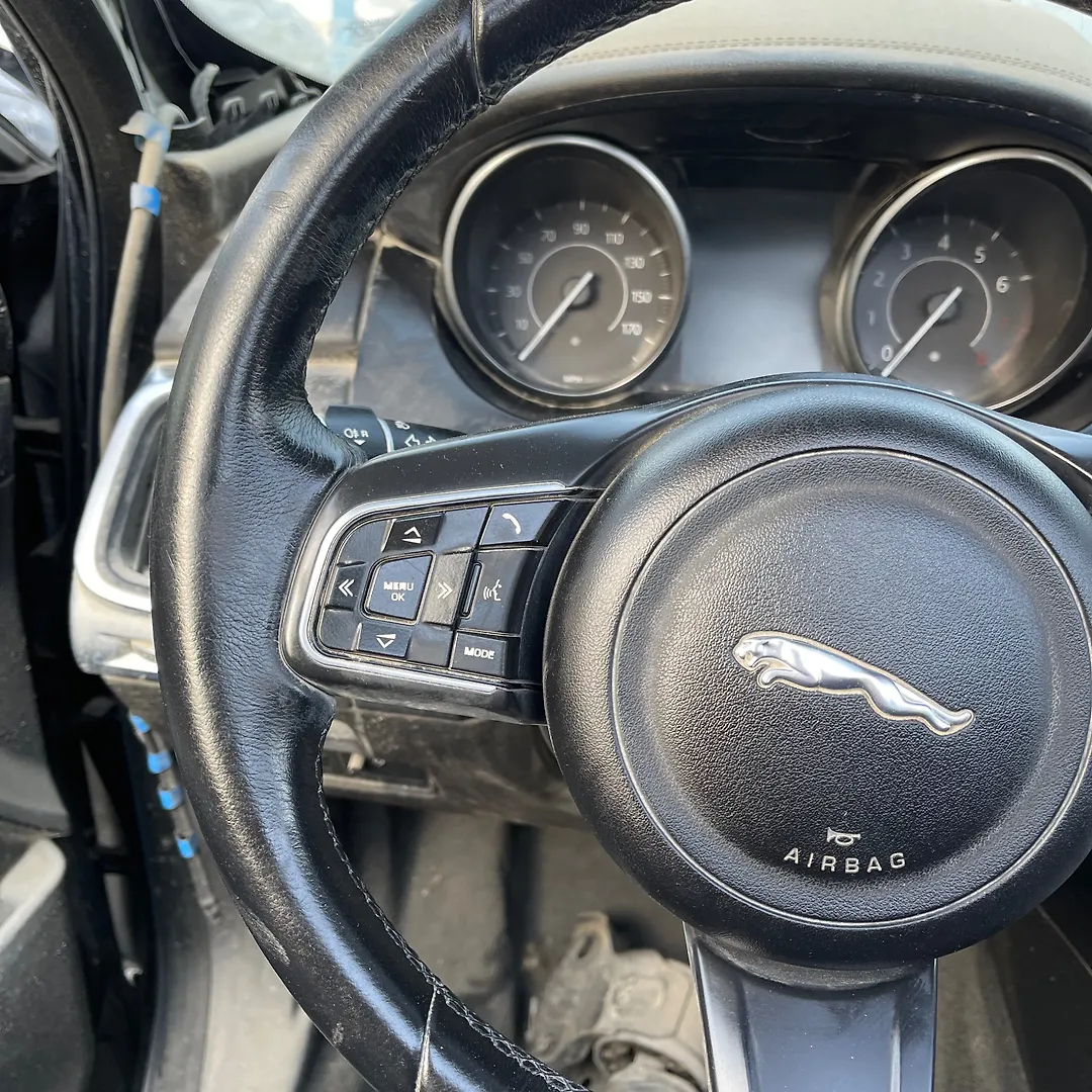 Steering wheel - 2018 Jaguar E-Pace