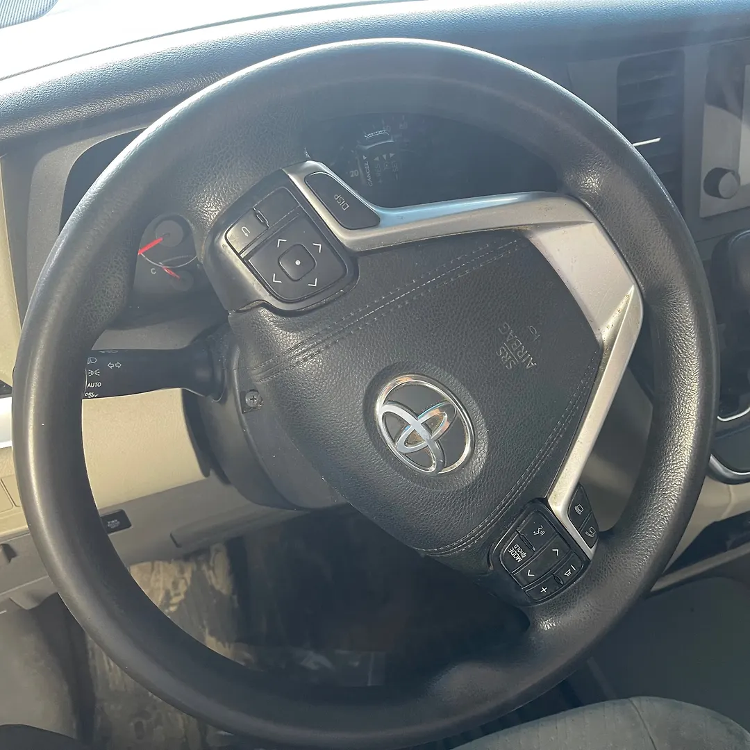 Steering wheel - 2017 Toyota Sienna LE