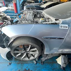 Fender (RHF) - 2011 Jaguar XJ