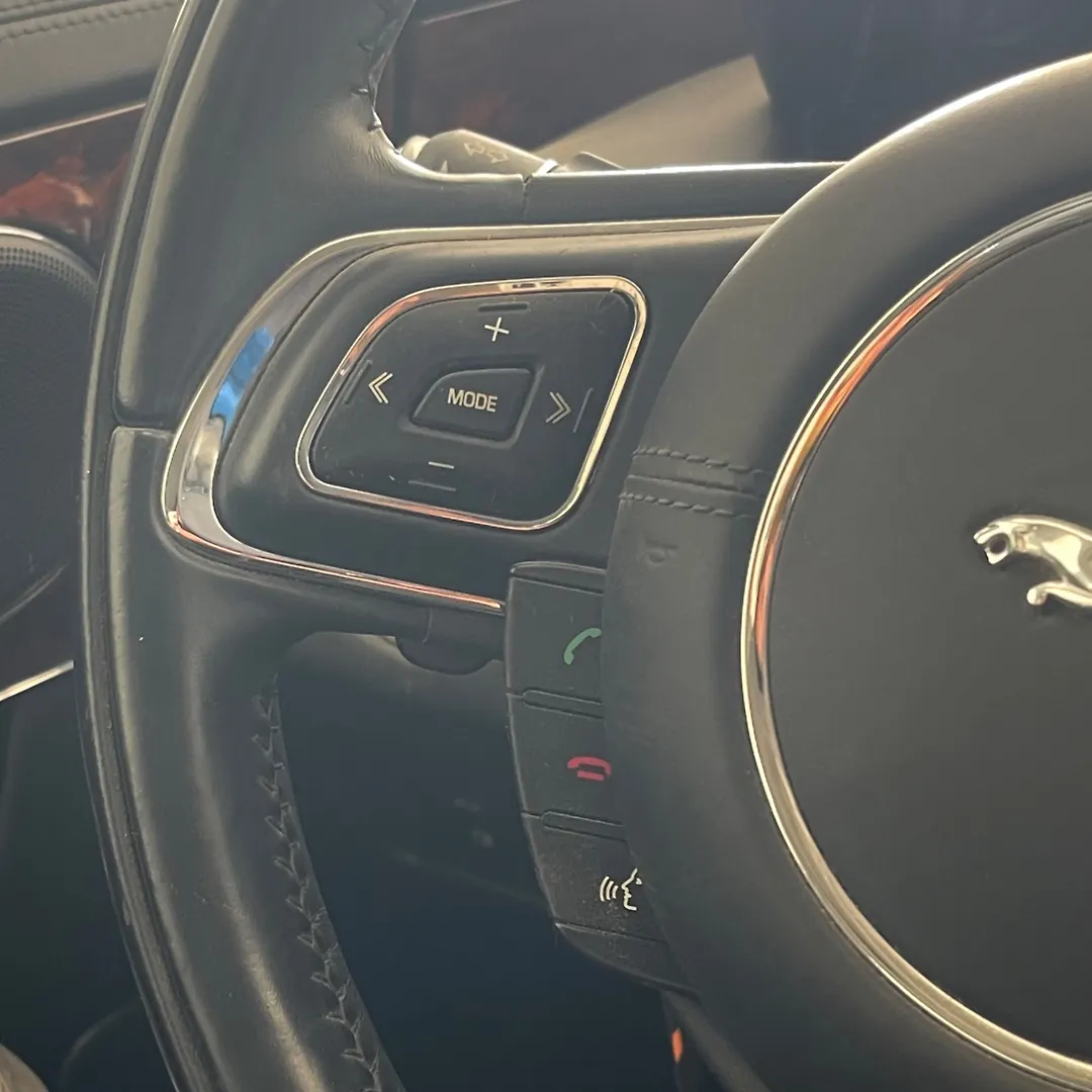 Steering wheel - 2011 Jaguar XJ