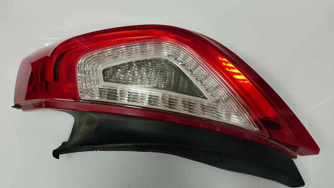 Tail Light (RH) - 2015 Lincoln MKS