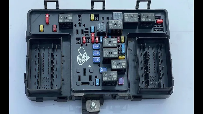 Fuse box - 2017 Lincoln MKX