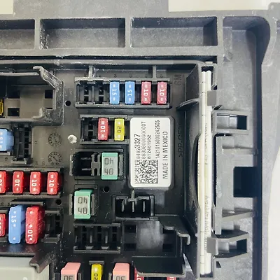 Fuse box - 2021 GMC Yukon SLT