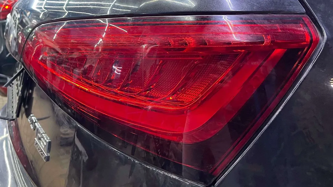 Tail Light (RH) - 2016 Audi Q5