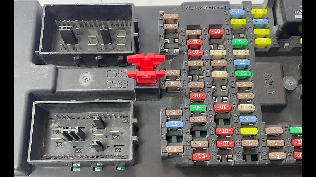 Fuse box - 2019 Jaguar XJ