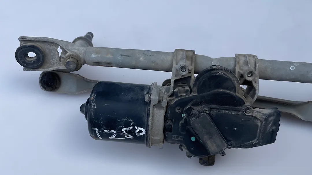 Windshield wiper motor - 2014 Chevrolet Sonic