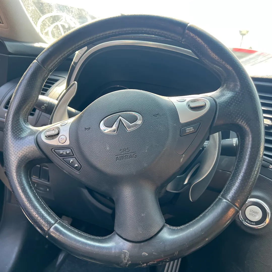 Steering wheel - Infiniti