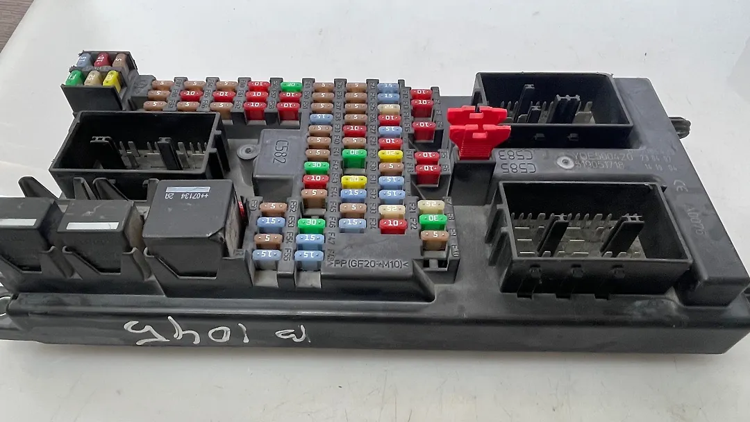 Fuse box - 2008 Land Rover LR3