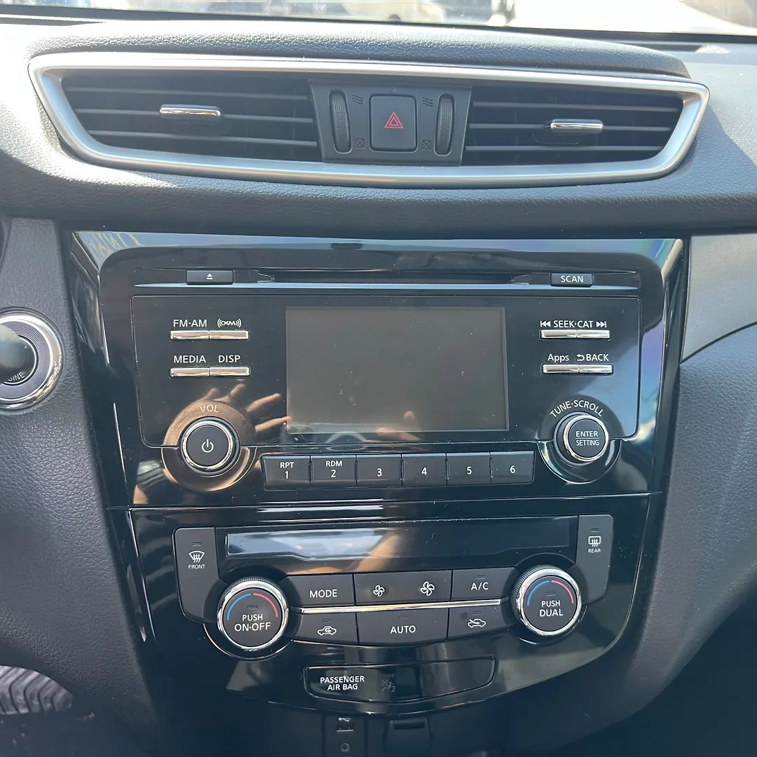 Info-gps-tv screen - 2015 Nissan Rogue