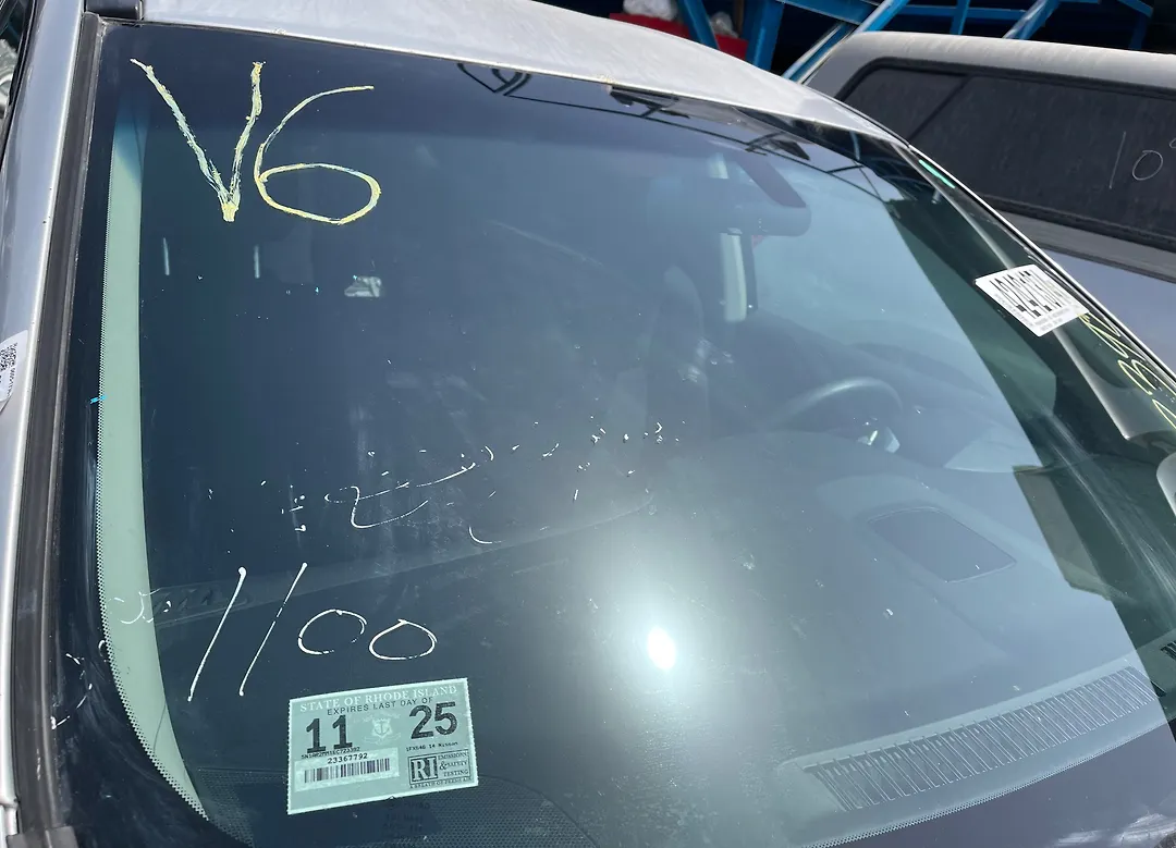 Windshield glass - 2014 Nissan Pathfinder SE 3.5i