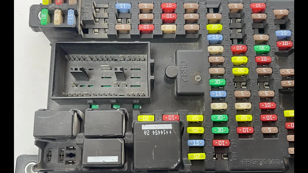 Fuse box - 2015 Land Rover SPORT