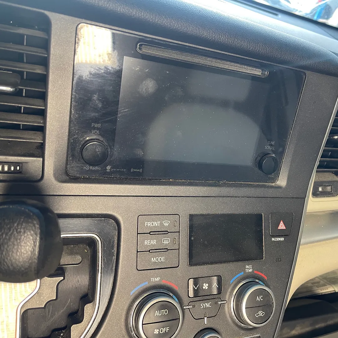 Info-gps-tv screen - 2017 Toyota Sienna LE