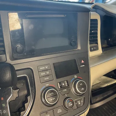 Info-gps-tv screen - 2017 Toyota Sienna LE
