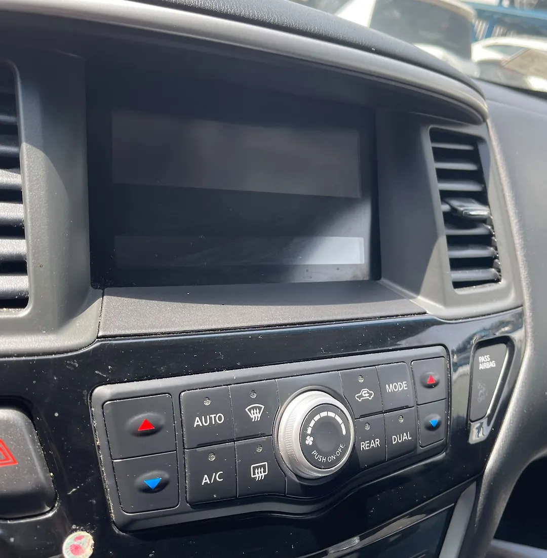 Info-gps-tv screen - 2014 Nissan Pathfinder SE 3.5i