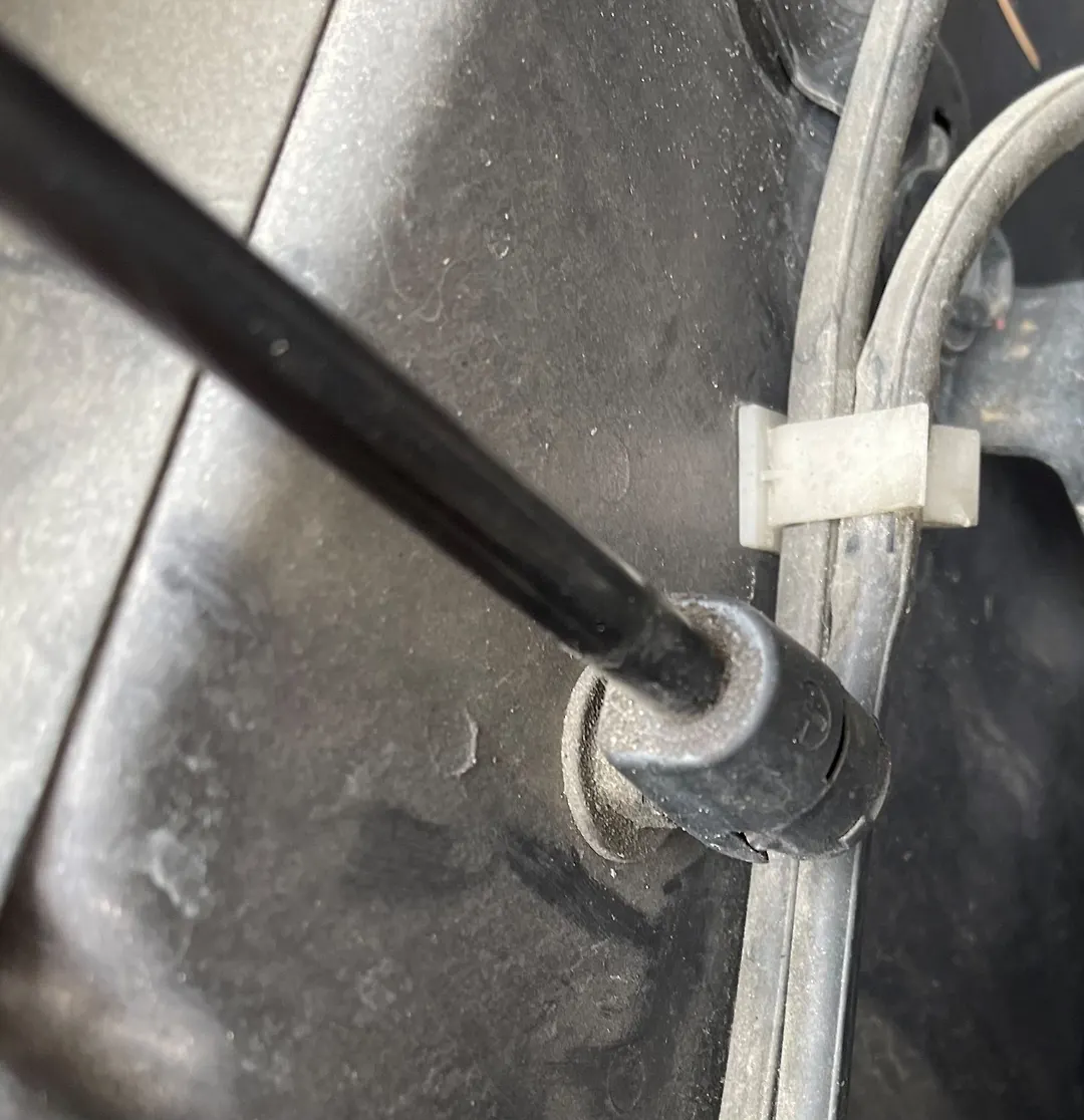 Bonnet Jumping - 2012 Toyota Sequoia UCK60L