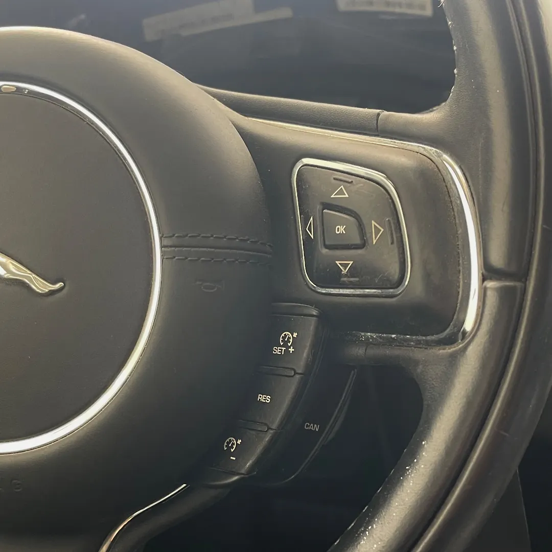 Steering wheel - 2012 Jaguar XJ