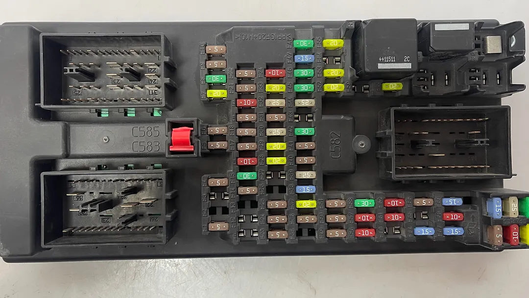 Fuse box - 2016 Land Rover DISCOVERY SPORT