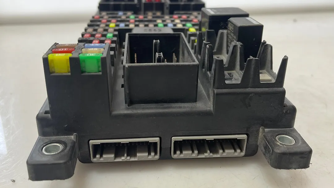 Fuse box - 2019 Jaguar XJ