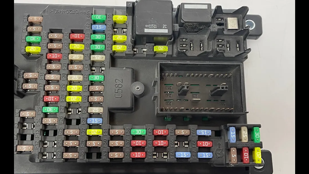 Fuse box - 2016 Land Rover DISCOVERY SPORT