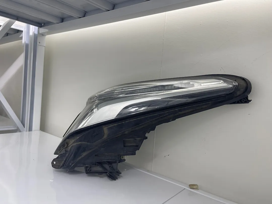 Headlight (RH) - 2017 Cadillac XT5 Luxury